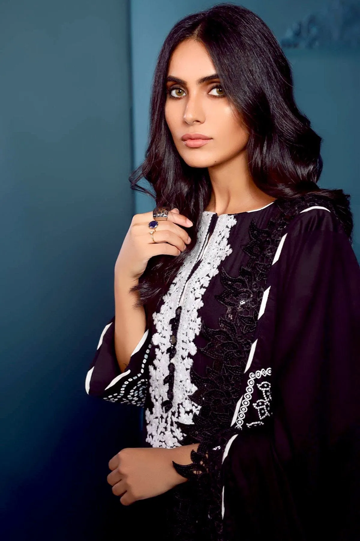 AlKaram Winter Collection – Three Piece Embroidered Cotail Suit With Printed Cotail Viscose Dupatta – FW-09-20-Black