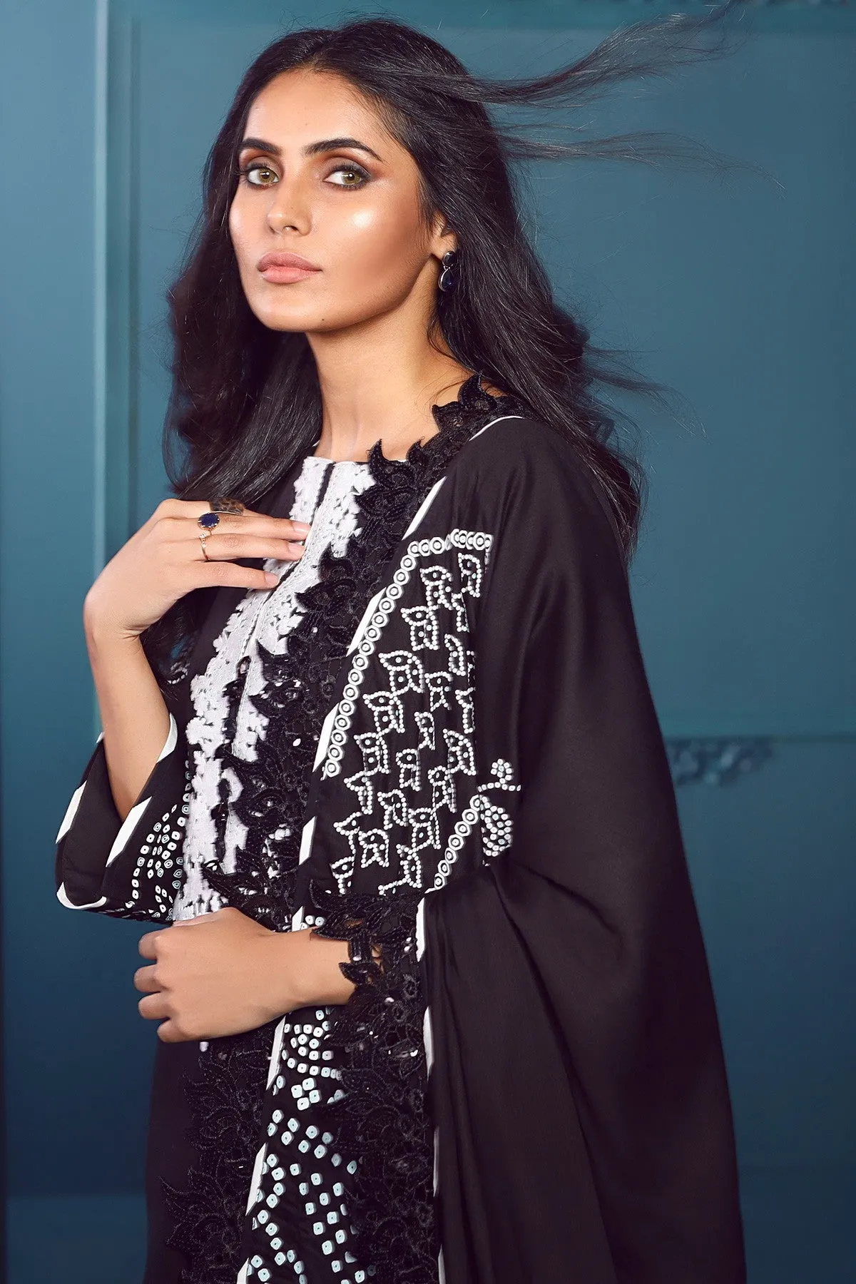 AlKaram Winter Collection – Three Piece Embroidered Cotail Suit With Printed Cotail Viscose Dupatta – FW-09-20-Black