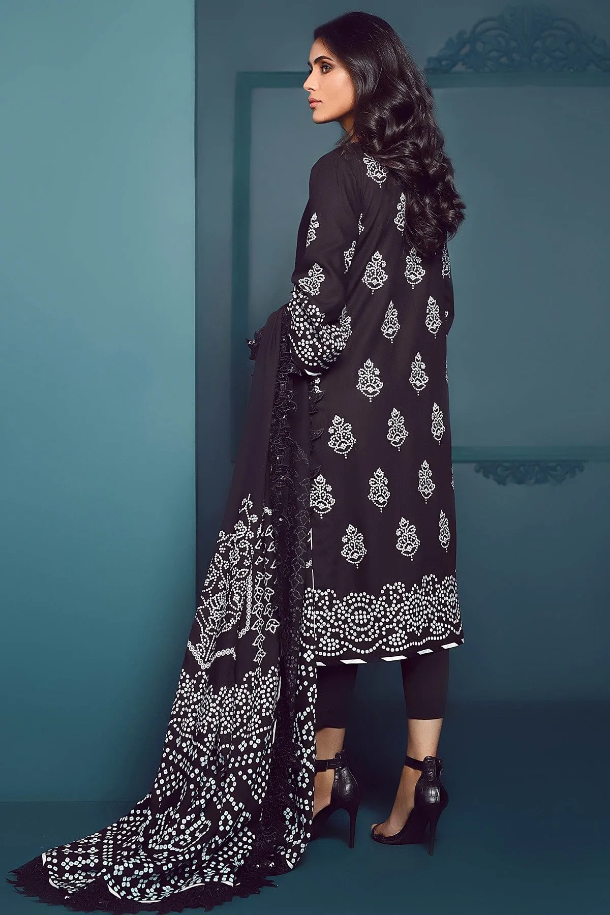 AlKaram Winter Collection – Three Piece Embroidered Cotail Suit With Printed Cotail Viscose Dupatta – FW-09-20-Black